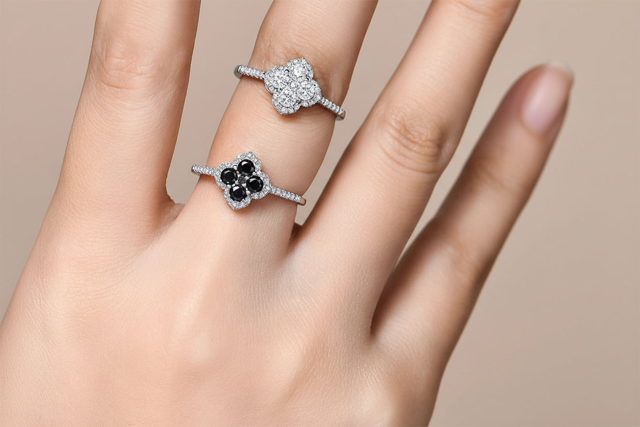 Bague Moissanite Fleurs de Lune - black and white moissanite finger
