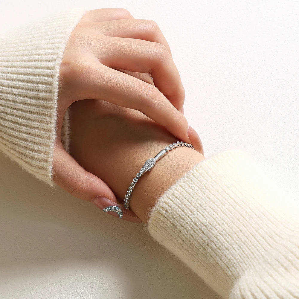 Bracelet Moissanite Tennis à Fermoir Serpent on person