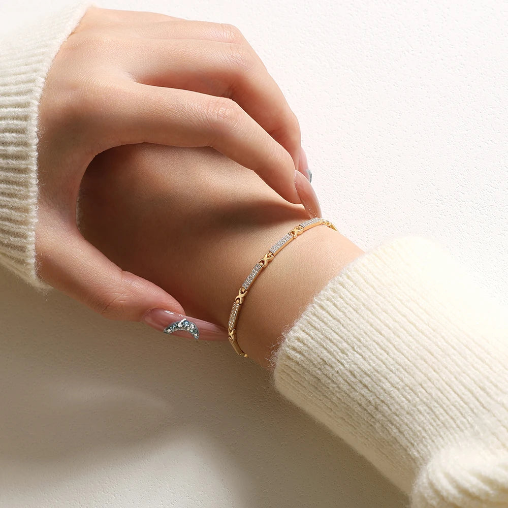 Bracelet Moissanite Étreinte Dorée or jaune et or blanc on person